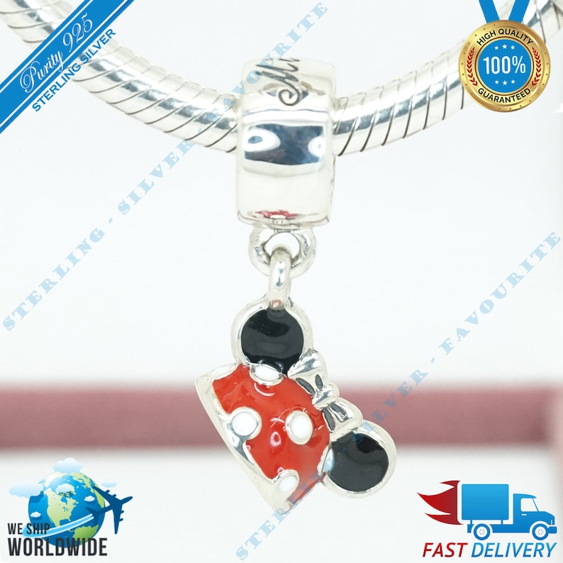 Puede incluir: Encanto de plata de ley con la cabeza de Minnie Mouse en rojo y blanco con orejas negras. El encanto est&aacute; unido a una cadena de plata.