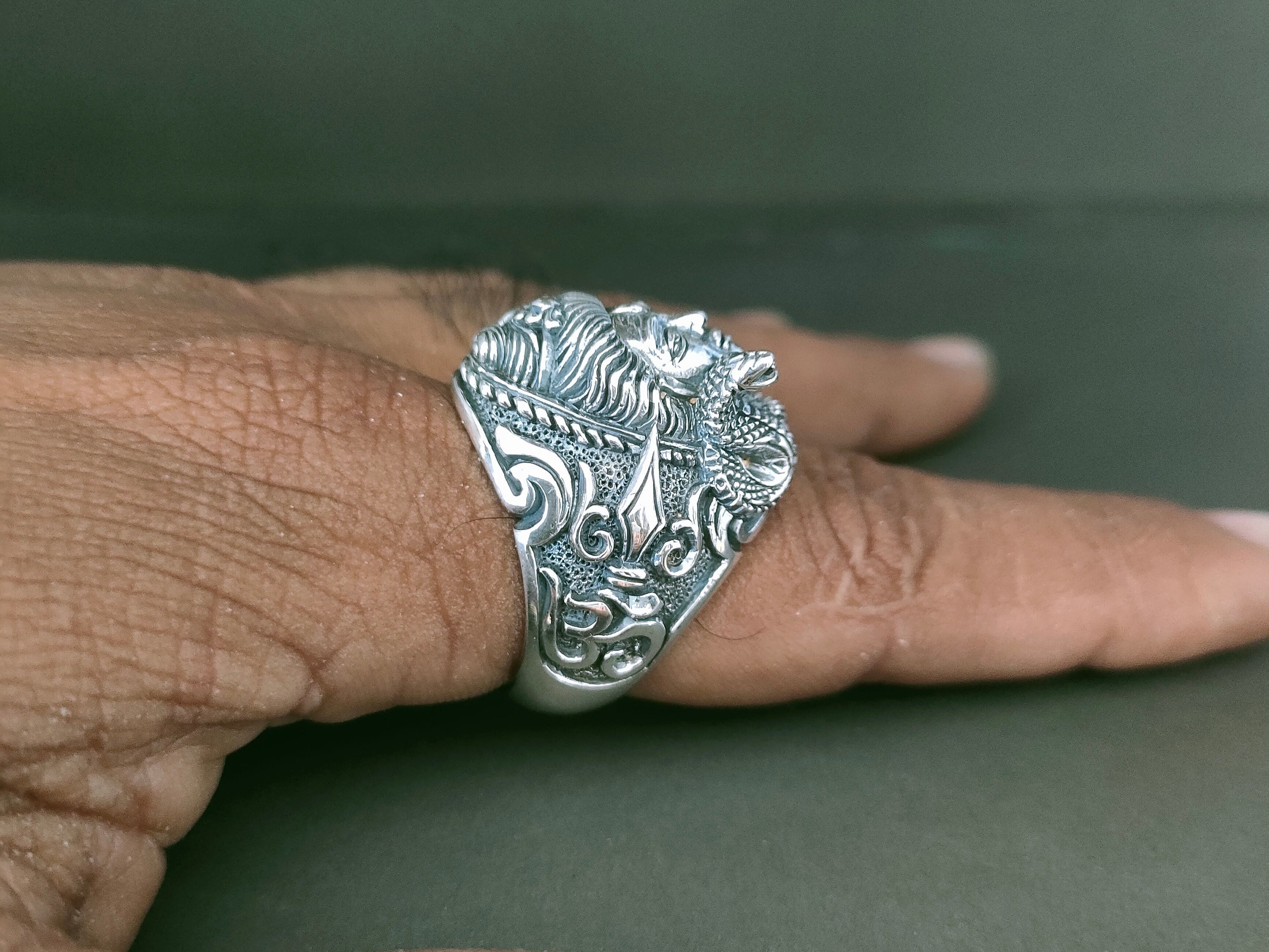 गोमती चक्र की पूजा विधी और अंघूटी पहनने के फायदे | Benefits of Wearing  Gomti Chakra Ring - YouTube