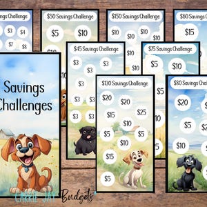 Puede incluir: Un conjunto de tarjetas de desaf&iacute;o de ahorro imprimibles con diferentes cantidades de dinero para ahorrar. Las tarjetas tienen una ilustraci&oacute;n de un perro de dibujos animados y un fondo de cielo azul. El texto en las tarjetas dice "Desaf&iacute;os de ahorro".
