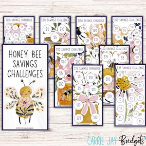 Puede incluir: Un conjunto de tarjetas "Honey Bee Savings Challenges" con ilustraciones florales y de abejas. Cada tarjeta presenta un objetivo de ahorro diferente, con cantidades que van desde 45 € hasta 210 €. Las tarjetas tienen un estilo de acuarela e incluyen el texto "Carrie Jay Budgets".