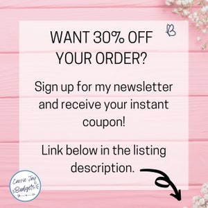 K&ouml;nnte beinhalten: Ein rosa Hintergrund mit einem wei&szlig;en Quadrat, das den Text "WANT 30% OFF YOUR ORDER? Sign up for my newsletter and receive your instant coupon! Link below in the listing description." enth&auml;lt.  Ein Schmetterlings-Symbol befindet sich in der oberen rechten Ecke des Quadrats. Ein Logo f&uuml;r Carrie Jay Budgets befindet sich in der unteren linken Ecke des Quadrats.