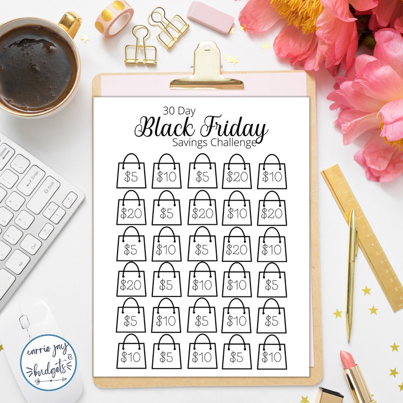 Puede incluir: Un imprimible del Desaf&iacute;o de Ahorro del Black Friday de 30 d&iacute;as en un portapapeles. El dise&ntilde;o presenta ilustraciones de bolsas de la compra con cantidades en d&oacute;lares. El texto "30 Day Black Friday Savings Challenge" est&aacute; en la parte superior. La imagen incluye una taza de caf&eacute;, material de oficina y flores.