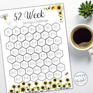 Puede incluir: Un gráfico de desafío de ahorro de 52 semanas imprimible en blanco y negro con un diseño de panal. El gráfico presenta cantidades en euros de 1 € a 52 €. El gráfico está decorado con girasoles y una abeja.