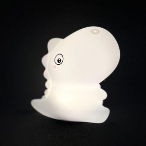Lámpara de noche de silicona suave para niños. Esta es una luz de noche LED recargable portátil con forma de dinosaurio súper linda para niños que es muy segura de usar.