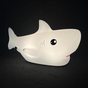 Lámpara de noche de silicona suave para niños. Esta es una luz de noche LED recargable portátil para niños con forma de tiburón súper linda que es muy segura de usar.