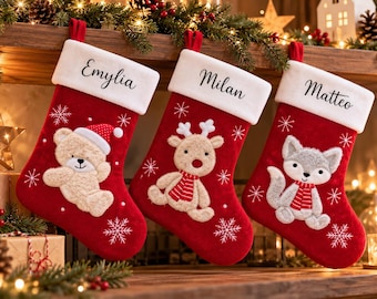 Könnte beinhalten: Drei rote Weihnachtsstrümpfe mit weißem Plüschbündchen, personalisiert mit den Namen Emylia, Milan und Matteo. Die Strümpfe sind mit gestickten weißen Schneeflocken und Plüschapplikationen eines Teddybären, eines Rentiers und eines Fuchses verziert.
