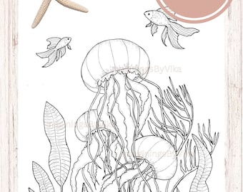 Può includere: Illustrazione in bianco e nero di una scena sottomarina con una medusa, pesci e alghe. L'immagine è etichettata come "DOWNLOAD DIGITALE" in un cerchio rosa. Conchiglie e una stella marina agli angoli.