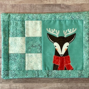 Quilted Christmas Mug Rug: Festive Fabric Coaster