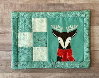 Quilted Christmas Mug Rug: Festive Fabric Coaster