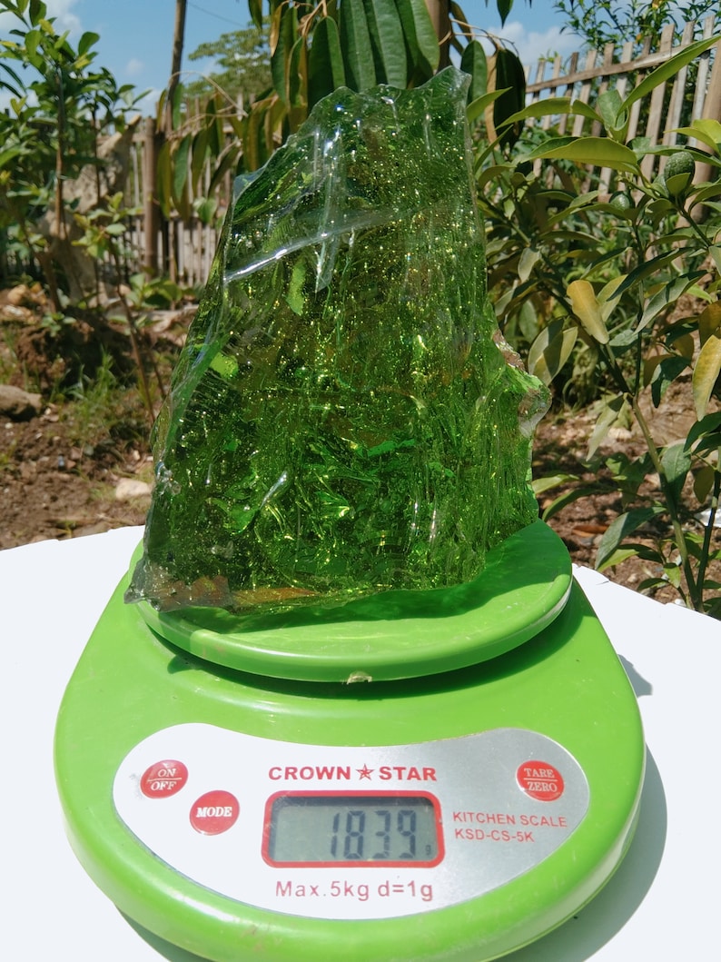 May include: A green glass object weighing 1839 grams on a digital kitchen scale. The scale has a maximum weight capacity of 5 kilograms and a precision of 1 gram. The scale is green and has a digital display.