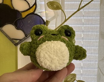 Rana de peluche tejida a crochet: pequeña rana verde bosque hecha a mano