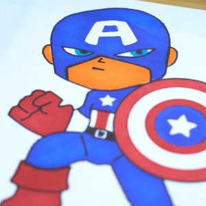 Può includere: Un disegno di Captain America in un costume blu e rosso con uno scudo rosso e bianco. Il disegno è su uno sfondo bianco.