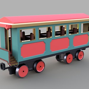 Puede incluir: Un vagón de tren de juguete de color turquesa y rojo con un techo rojo y molduras doradas. El vagón tiene ventanas y asientos en el interior. El vagón tiene seis ruedas.