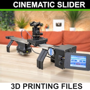 Może przedstawiać: Filmowy slider do kamery z metalową szyną, czarną głowicą statywu, jednostką silnikową i cyfrowym ekranem sterującym z ustawieniami. Urządzenie jest wsparte na czarnych, kątowych nóżkach i posiada niebieski przewód połączeniowy.