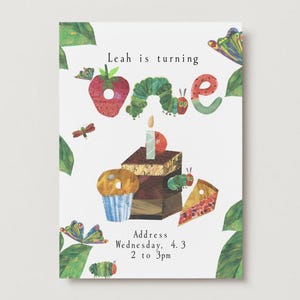 以下が含まれることがあります： イチゴ、イモムシ、ケーキのイラストが描かれた、気まぐれな誕生日の招待状。「Leah is turning one」というテキストがイラストの上に表示されています。招待状には、パーティーの住所と時間が記載されています。