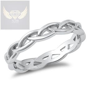 Puede incluir: Un anillo plateado con un diseño de cadena trenzada. El anillo presenta un intrincado patrón de eslabones entrelazados, creando una banda continua. El anillo es una joya.