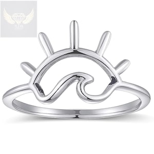 Könnte beinhalten: Ein silberner Ring mit einem Sonnen- und Wellen-Design. Der Ring hat eine polierte Oberfläche und einen minimalistischen Stil. Das Sonnendesign hat vertikale Strahlen, und die Welle ist eine gebogene Linie. Der Ring ist ein Schmuckstück.