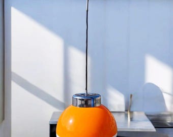 Suspension Vintage Années 60-70 en Acrylique Orange et Chrome – Design Authentique Space Age Mid-Century