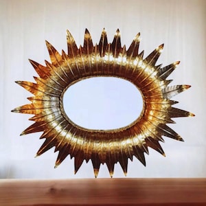 Vintage gouden zonnespiegel - originele smeedijzeren haardspiegel uit het midden van de vorige eeuw
