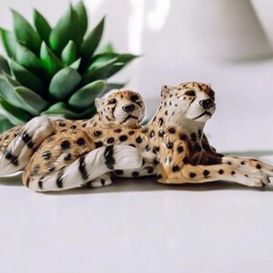 Vintage Cheetah and Cub Figurine in Porcelain – Animal Elegance in Classic Decor