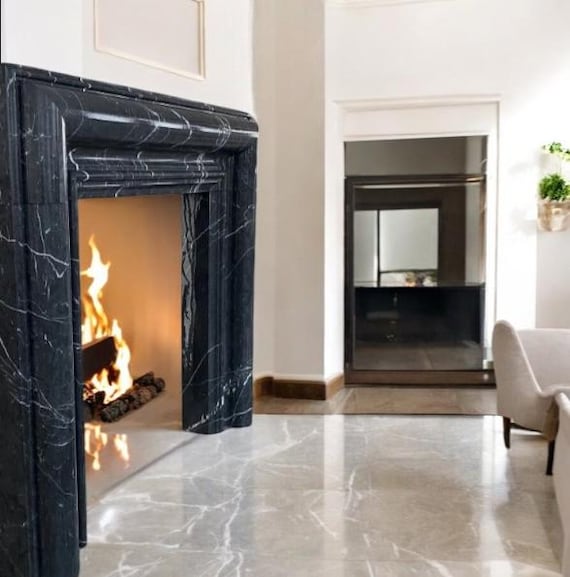 手彫りのネロ・マルキナ大理石の暖炉マントルピース：カスタマイズ可能