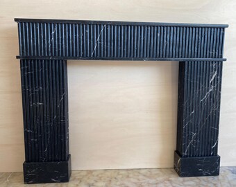 ネロ・マルキナ大理石の暖炉マントルピース：溝付き黒大理石の囲い
