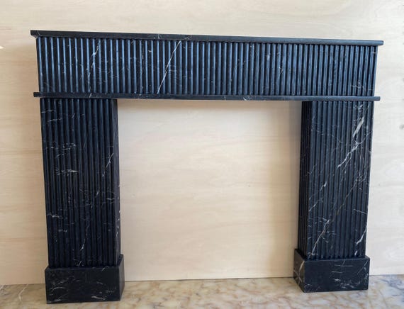 ネロ・マルキナ大理石の暖炉マントルピース：溝付き黒大理石の囲い