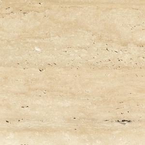Op de afbeelding: Een close-up van een lichtbeige travertijn steen met een natuurlijk, geaderd patroon. De steen heeft een glad, gepolijst oppervlak.