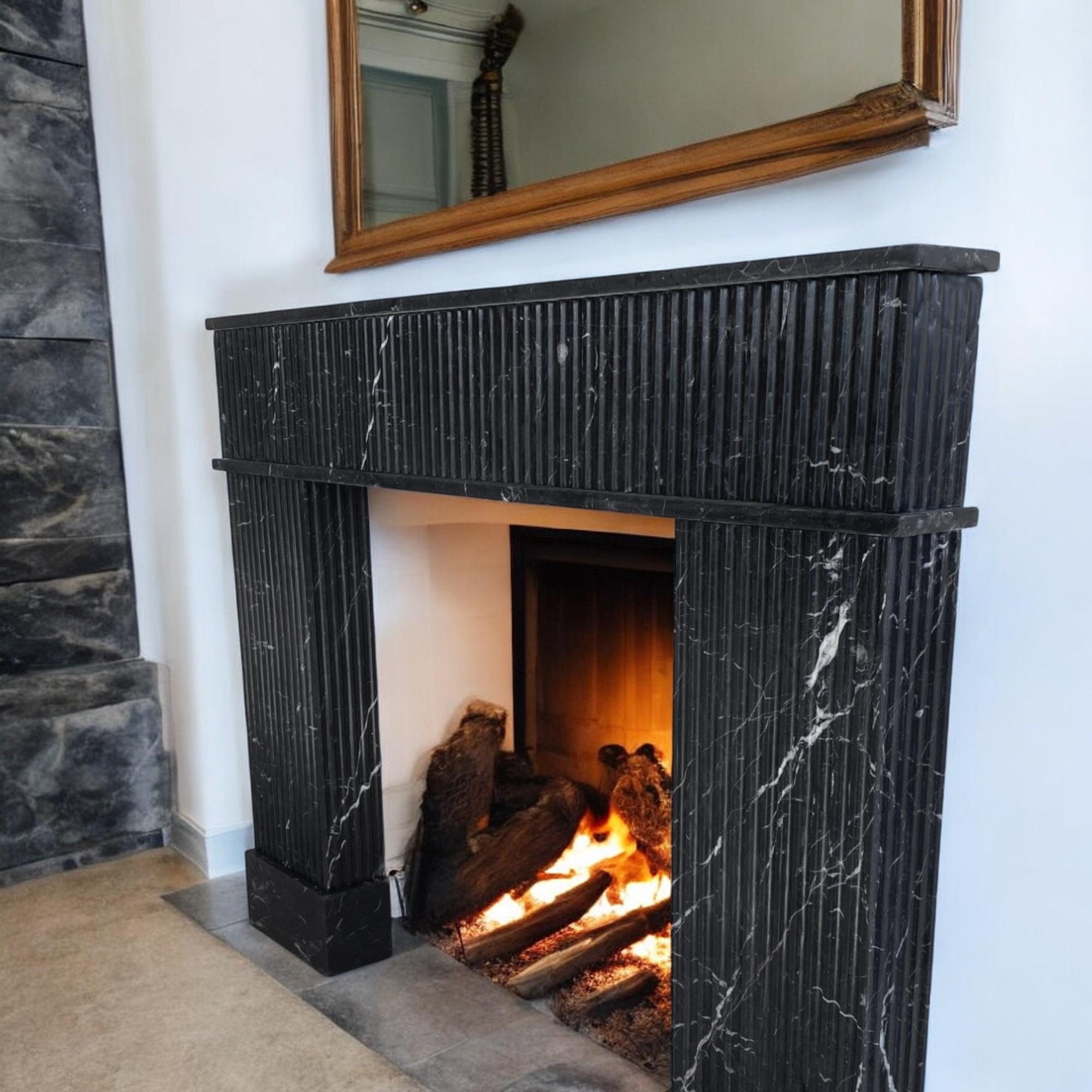 ネロ・マルキナ大理石の暖炉マントルピース：溝付き黒大理石の囲い