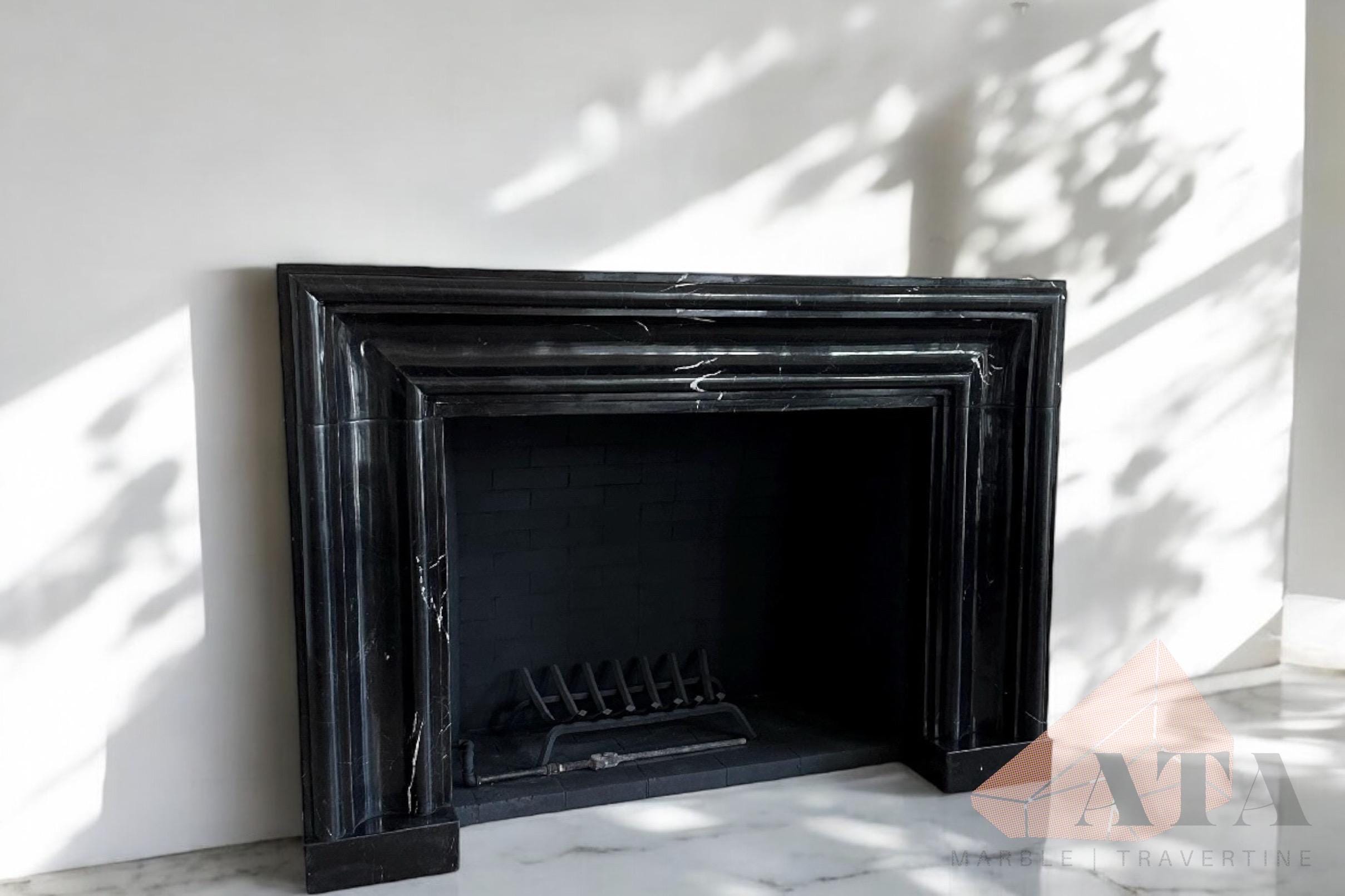 手彫りのネロ・マルキナ大理石の暖炉マントルピース：カスタマイズ可能