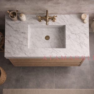 Conjunto de tocador con lavabo de mármol veteado claro, mueble de baño de roble a medida, acabado semipulido. imagen 3
