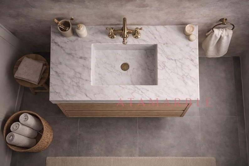 Conjunto de tocador con lavabo de mármol veteado claro, mueble de baño de roble a medida, acabado semipulido. imagen 3