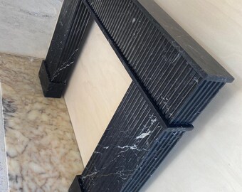 ネロ・マルキナ大理石の暖炉マントルピース：溝付き黒大理石の囲い