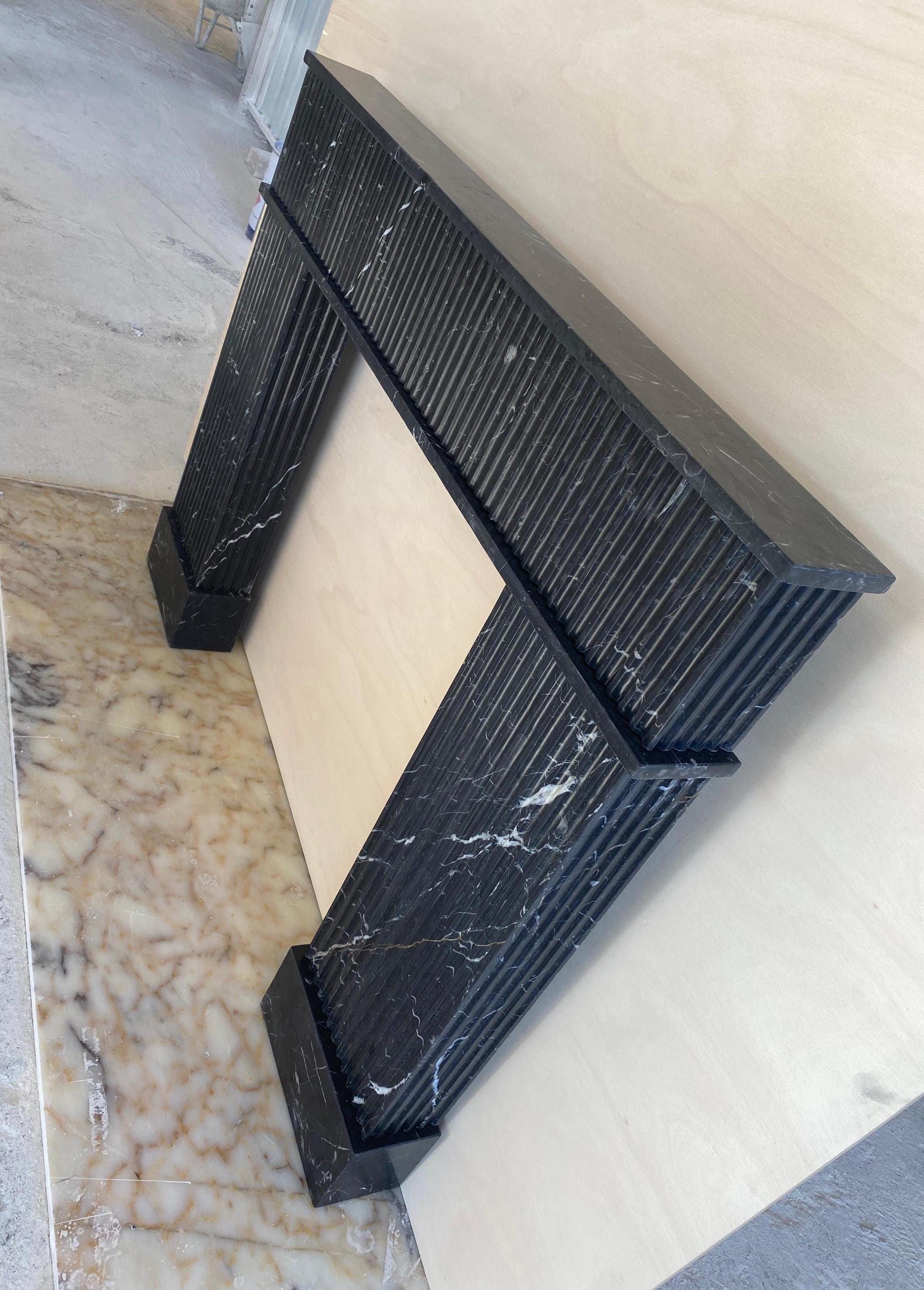 ネロ・マルキナ大理石の暖炉マントルピース：溝付き黒大理石の囲い