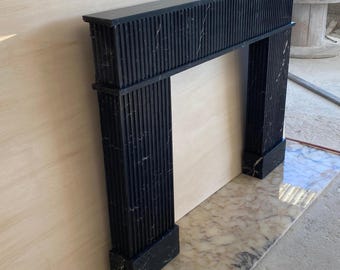 ネロ・マルキナ大理石の暖炉マントルピース：溝付き黒大理石の囲い