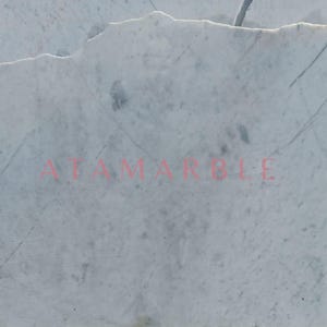Conjunto de tocador con lavabo de mármol veteado claro, mueble de baño de roble a medida, acabado semipulido. imagen 7