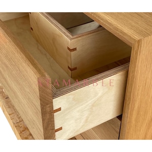 Conjunto de tocador con lavabo de mármol veteado claro, mueble de baño de roble a medida, acabado semipulido. imagen 10