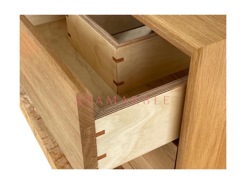 Conjunto de tocador con lavabo de mármol veteado claro, mueble de baño de roble a medida, acabado semipulido. imagen 10