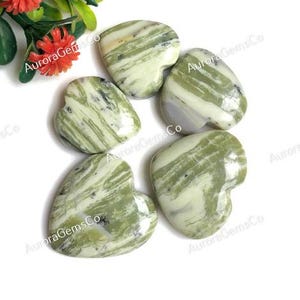 Cabochão verde serpentina de alta qualidade, lote de atacado, formatos de coração e tamanhos 26 a 20 a 22, cabochão verde serpentina, fabricação artesanal 26361