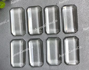 以下が含まれることがあります： 透明な長方形のファセットカットの宝石が8つ。宝石は4つずつ2列に並んでいます。宝石の長さは約2.5cm、幅は約1.25cmです。