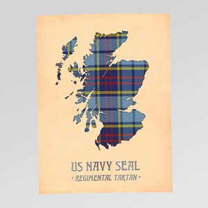 Mappa scozzese con stampa tartan della Marina degli Stati Uniti, nei colori bordeaux e blu navy. Style #4