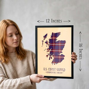 Mappa scozzese con stampa tartan della Marina degli Stati Uniti, nei colori bordeaux e blu navy. immagine 3