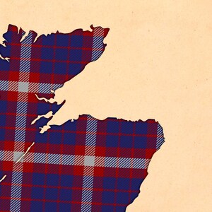 Mappa scozzese con stampa tartan della Marina degli Stati Uniti, nei colori bordeaux e blu navy. immagine 6