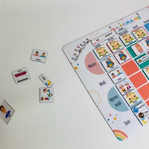 Może przedstawiać: Kolorowa tablica z harmonogramem tygodniowym dla dzieci z r&oacute;żnymi kartami aktywności. Tablica zawiera dni tygodnia i przedziały czasowe, z ilustrowanymi kartami dla takich aktywności jak szkoła, obiad i zabawa. Tablica ma pom&oacute;c dzieciom w organizacji codziennych zajęć.