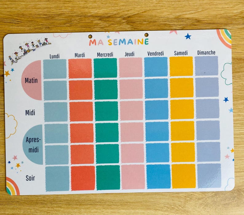 Może przedstawiać: Kolorowa tablica z harmonogramem tygodniowym z napisem "MA SEMAINE" na g&oacute;rze. Tablica podzielona jest na dni tygodnia i przedziały czasowe, z tęczowym i gwiazdkowym wzorem. Dni tygodnia są opisane po francusku.