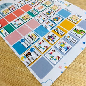 Może przedstawiać: Kolorowa tablica z harmonogramem tygodniowym z ilustrowanymi kartami aktywności. Tablica ma siatkę kwadrat&oacute;w z obrazami dom&oacute;w, szk&oacute;ł i innych zajęć. Tekst w języku francuskim zawiera "Matin", "Midi" i "Jeudi".