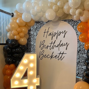 Signo de nombre de fondo personalizado, signo de nombre para la primera fiesta de cumpleaños, corte de madera, letreros de patio de cumpleaños, signo de fondo de boda, palabras personalizadas