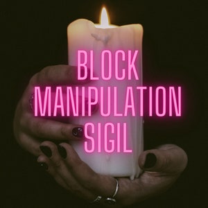 Op de afbeelding: Een witte kaars met een roze neon-bord met de tekst "BLOCK MANIPULATION SIGIL" die in twee handen wordt vastgehouden.