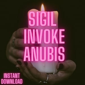 Könnte beinhalten: Eine weiße Kerze mit einem pinkfarbenen Neon-Schild, auf dem "SIGIL INVOKE ANUBIS" steht, vor einem schwarzen Hintergrund. Die Kerze wird von zwei Händen gehalten.