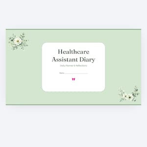 Könnte beinhalten: Ein hellgrünes Tagebuch mit einem weißen rechteckigen Mittelfeld, das den Text Healthcare Assistant Diary, Daily Planner & Reflections sowie eine Zeile für einen Namen enthält. Der Einband ist an den Ecken mit weißen Blumen verziert.